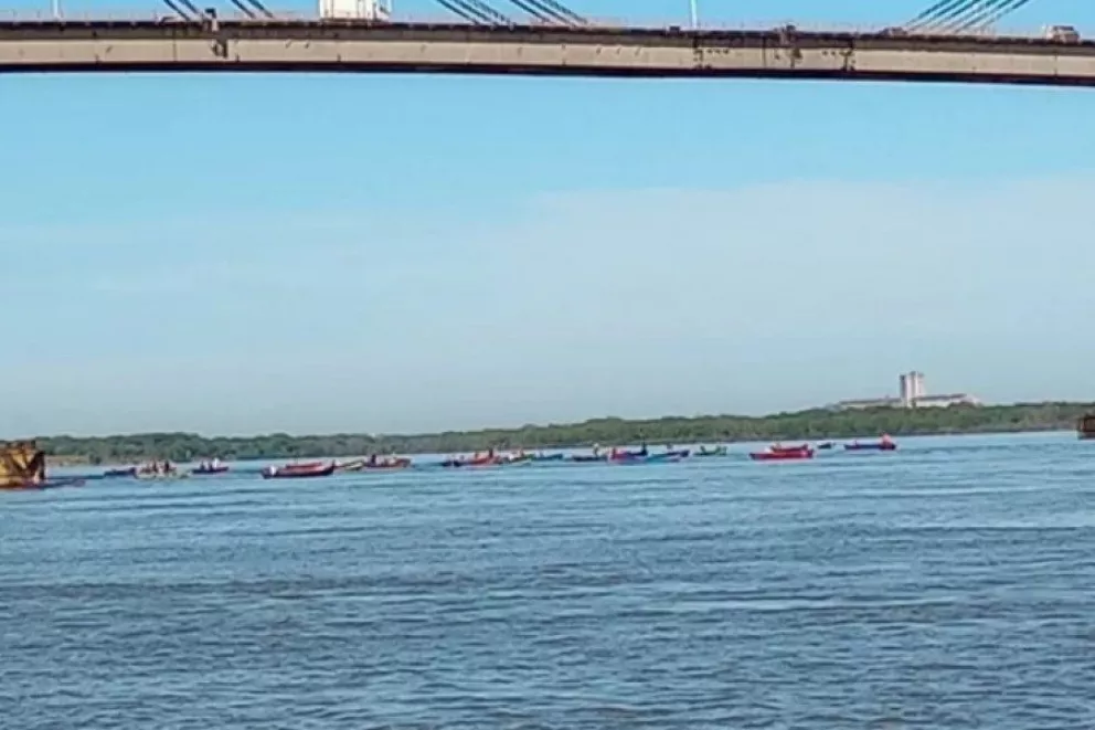 Corrientes: pescadores realizan piquete en el río Paraná 