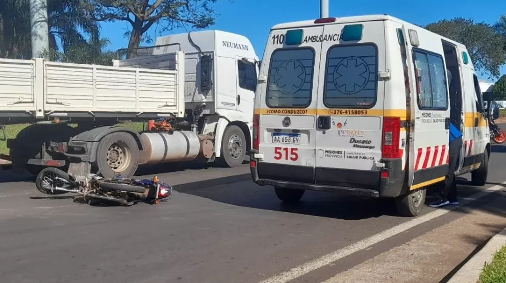 Colisión entre moto y camión dejó dos jóvenes heridos en la Rotonda de Posadas 