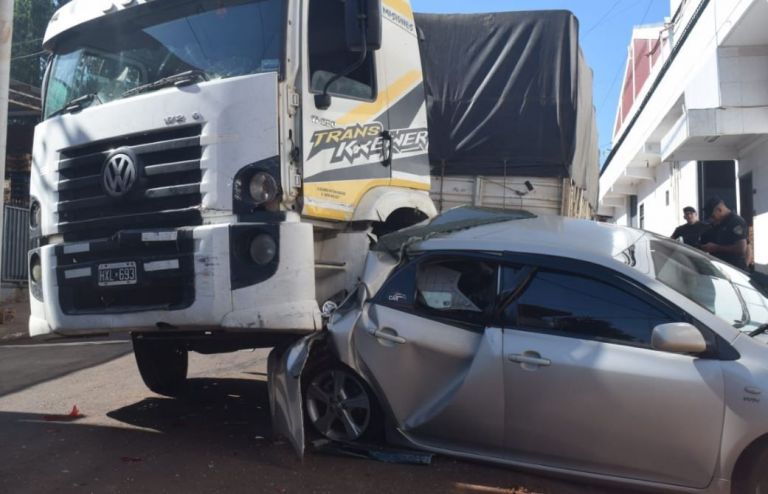 Un camión quedó aparentemente sin frenos y destrozó un auto estacionado en Jardín América 