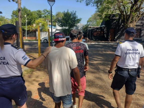 En su primer procedimiento, la Policía Turística de Ituzaingó detuvo a tres sospechosos