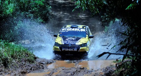 Finke fue el rey de la primera etapa en el Gran Premio Coronación de Rally