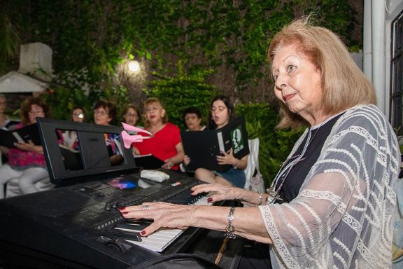 Un coro y una maestra para homenajear a la música