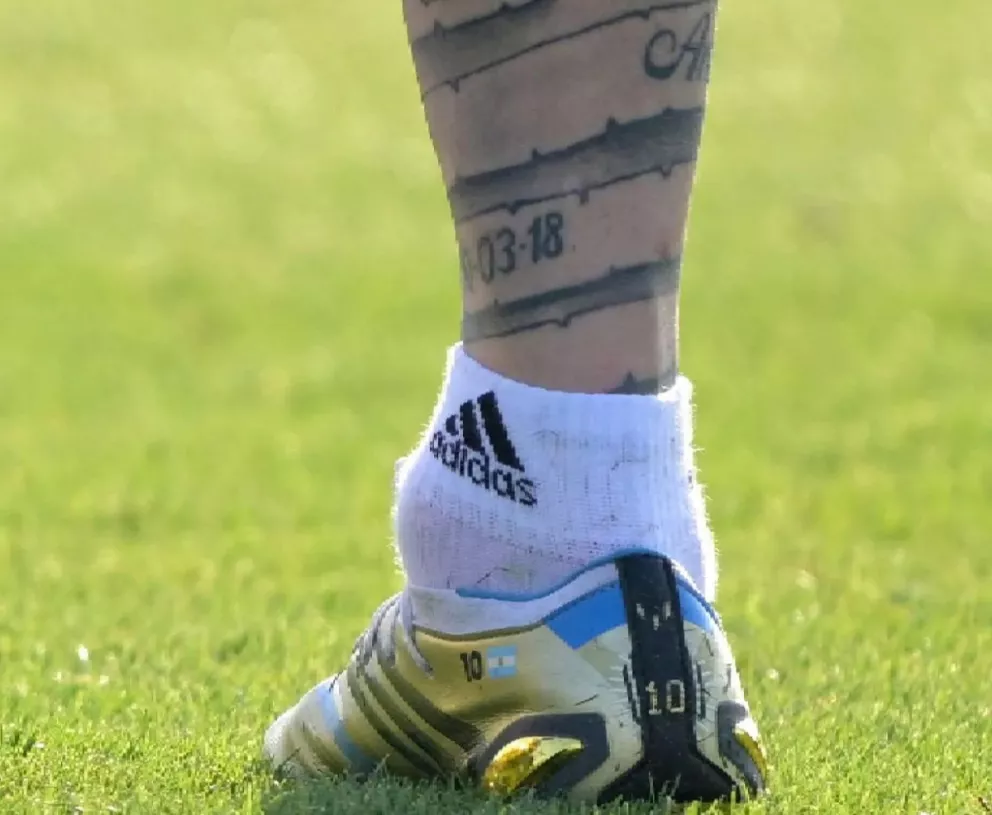 Una foto de Messi con el tobillo hinchado generó preocupación a horas del debut en el Mundial