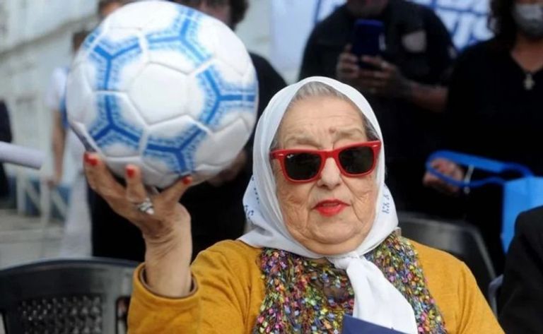El Gobierno insiste en negociar con la AFA para que la Selección use el luto por la muerte de Hebe de Bonafini El Gobierno insiste en negociar con la AFA para que la Selección use el luto por la muerte de Hebe de Bonafini