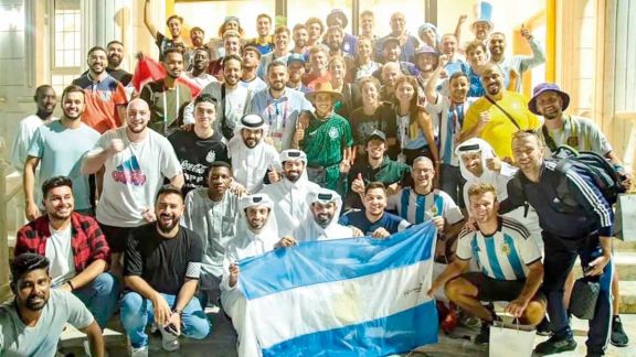 Un jeque árabe organizó una fiesta para hinchas argentinos 