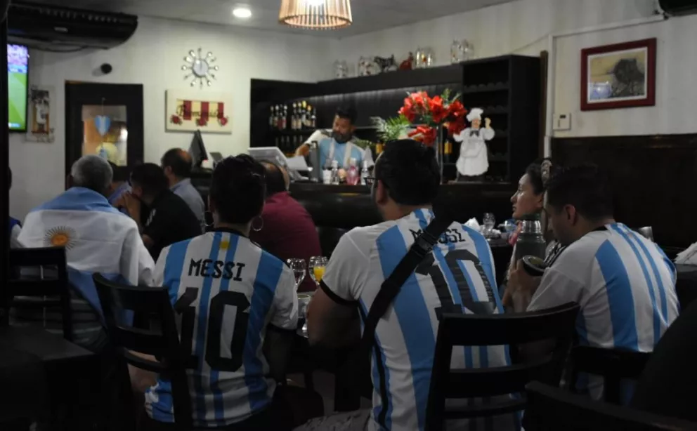 Hinchas argentinos copan distintos puntos de la provincia para vivir el partido ante Arabia Saudita