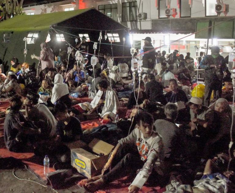 Sismo en Indonesia: ascienden a 252 muertos, 300 heridos y más de 30 desaparecidos