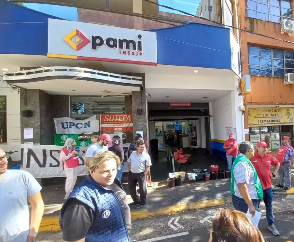 Trabajadores realizan una protesta en la sede del PAMI en Posadas 