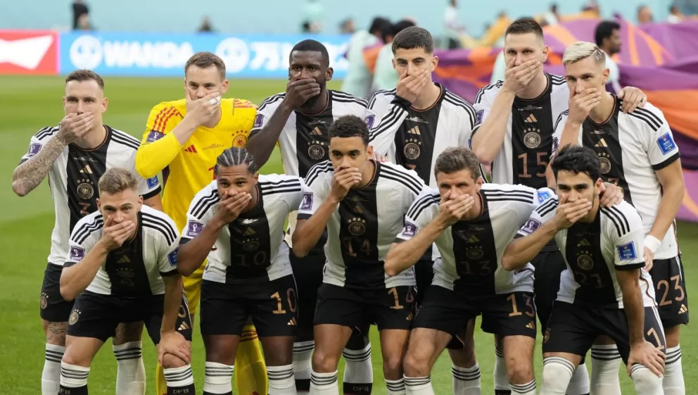 El gesto anticensura de los jugadores alemanes antes de empezar el partido con Japón