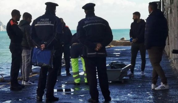 Italia: turista argentina murió al ser arrastrada por una ola mientras se sacaba una selfie