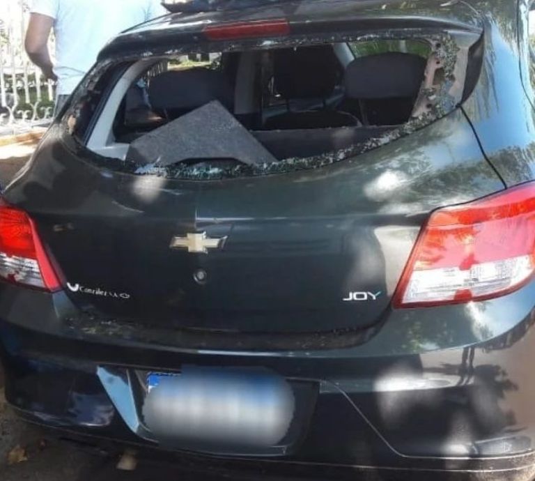 Posadas: destrozó a martillazos el auto de su ex y terminó detenida