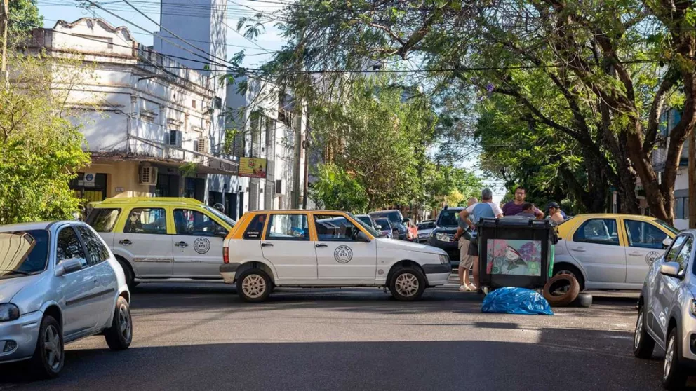 Caos de tránsito en calles de  Posadas por protesta de taxistas