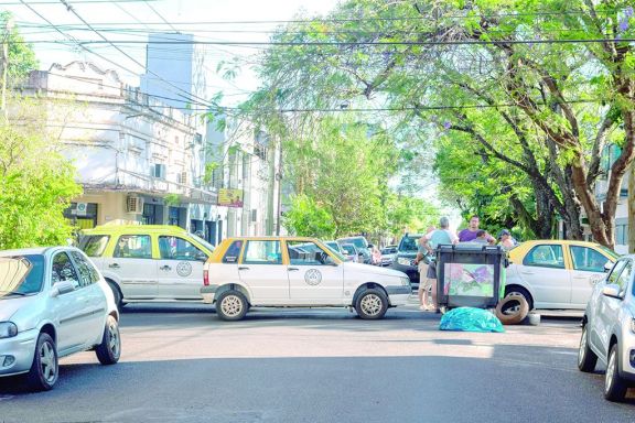 Ordenan el despeje de calles y avenidas bloqueadas por taxistas en Posadas