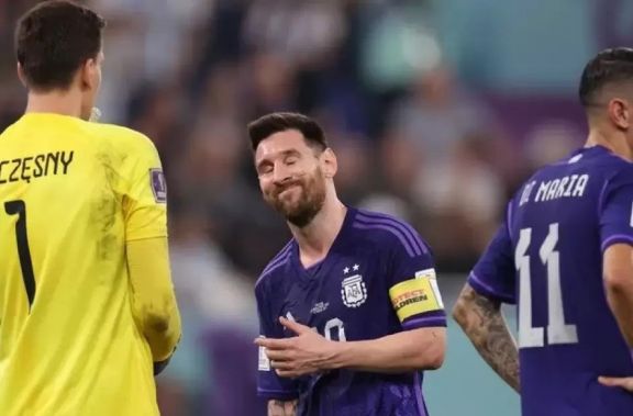 El arquero polaco le hizo una apuesta a Messi en pleno partido: “No le voy a pagar”