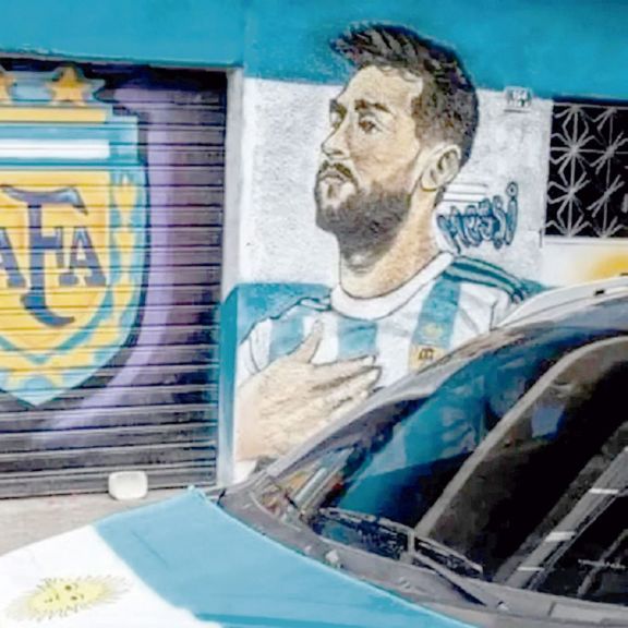 Murales de Maradona y Messi en Río de Janeiro 