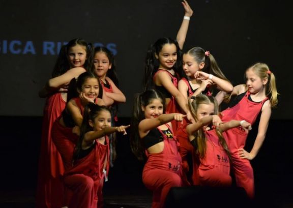 Un elenco de danza de Capioví se prepara para triunfar en el nacional de Mar del Plata