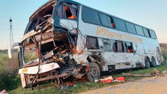 Colectivo repleto de pasajeros que venían a Encarnación chocó con dos camiones, reportan tres fallecidos