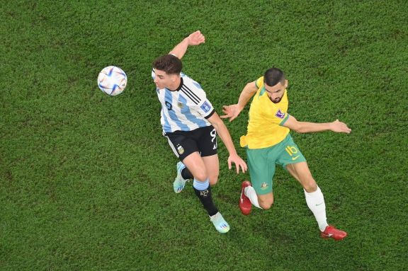 Ya se juega el partido entre Argentina y Australia por los octavos del Mundial