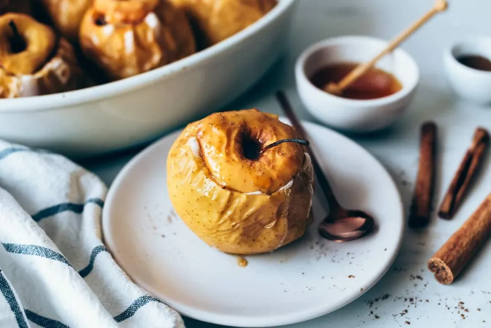 Un postre exquisito: manzanas asadas en sartén o microondas