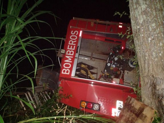El Soberbio: volcó autobomba y dos bomberos resultaron heridos