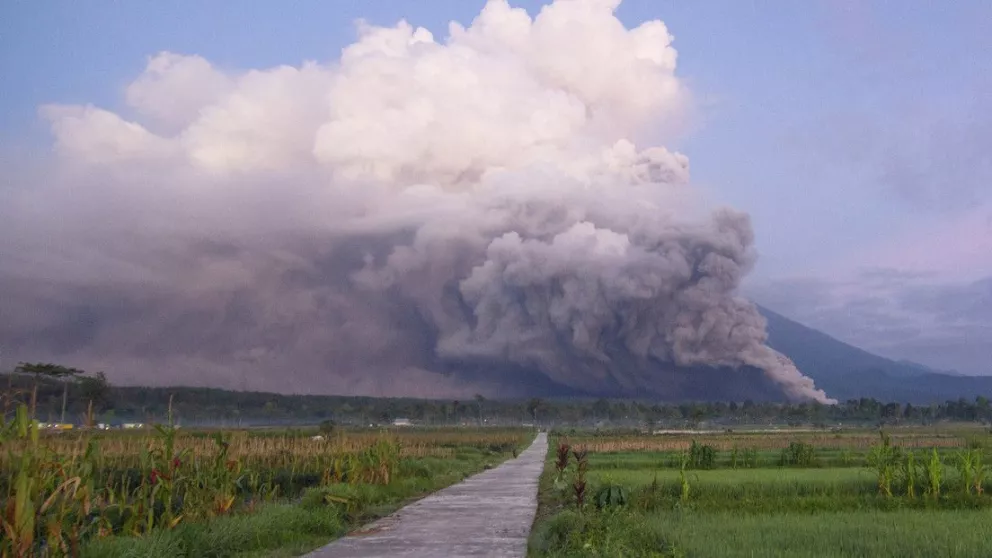 Alerta máxima y 2 mil evacuados por la erupción de un volcán en Indonesia 