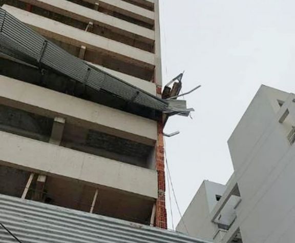Tragedia en La Plata: un albañil cayó desde el quinto piso de una obra en construcción y murió