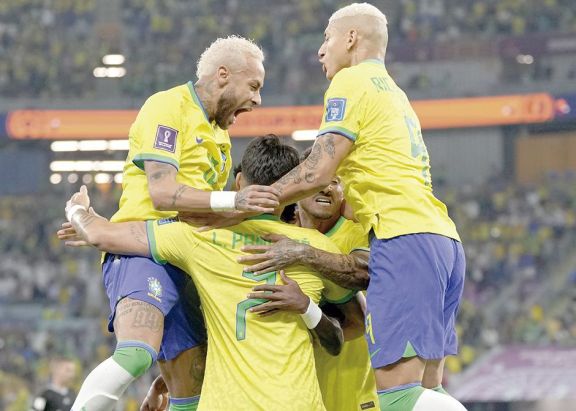 Brasil se floreó: goles y baile; hoy se cierran los octavos