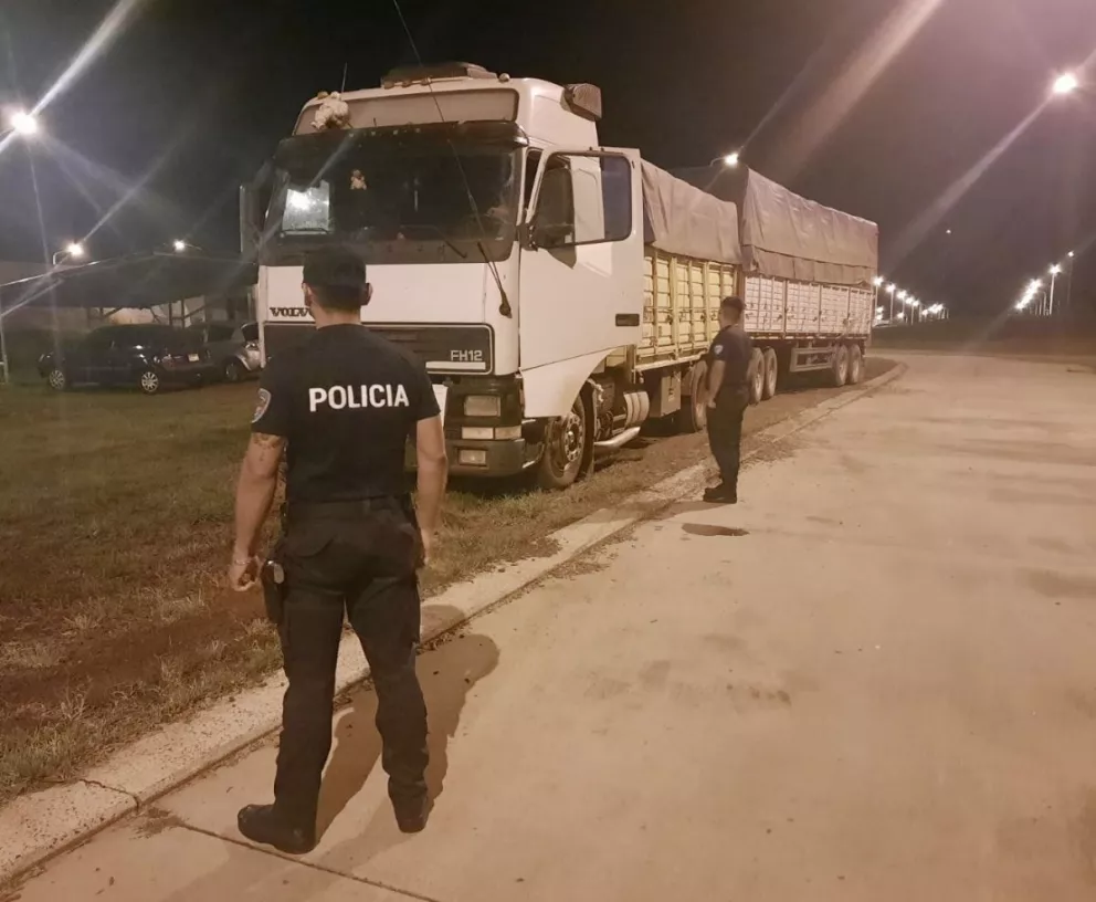 Un camión con sobrecarga de granos evadió un control y fue interceptado por la Policía