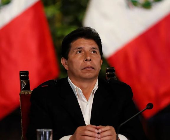 Pedro Castillo disolvió el congreso peruano, decretó un toque de queda e instauró un gobierno de emergencia
