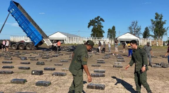 Incautan en Corrientes más de 9 toneladas de marihuana ocultos en un camión que provenía de Misiones