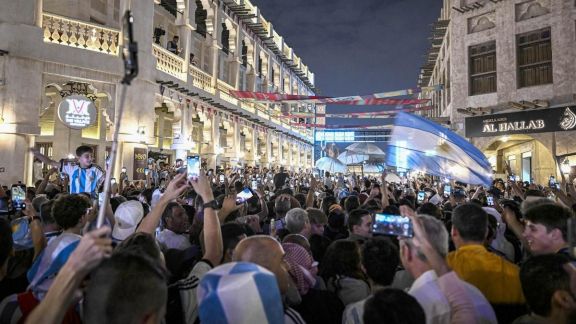 Los hinchas argentinos armaron una fiesta en el Souq Waqif