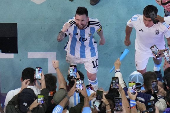 Messi: entre festejos, críticas a la Fifa por el árbitro y un "andá para allá bobo" que será meme