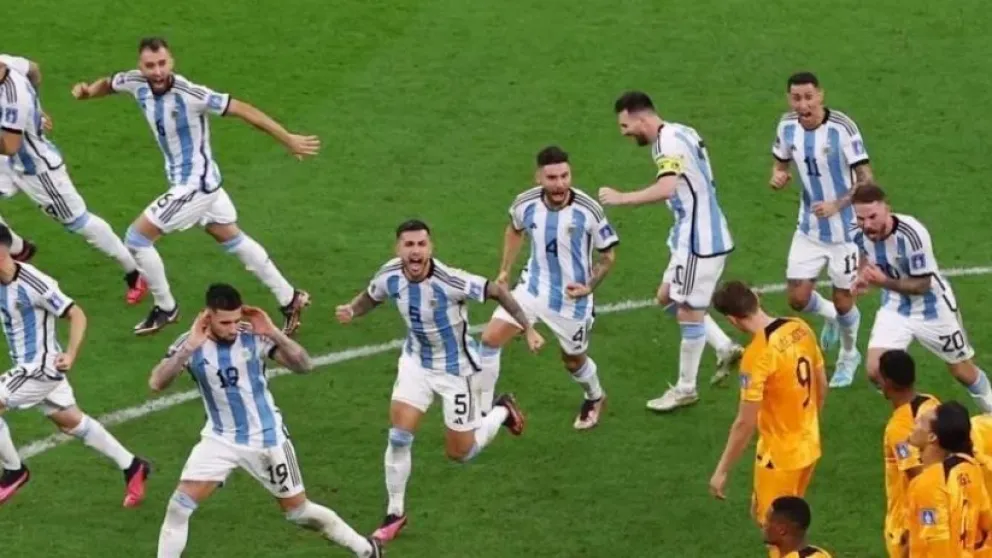Otamendi y el festejo en la cara tras el triunfo por penales de la Selección Argentina ante Países Bajos