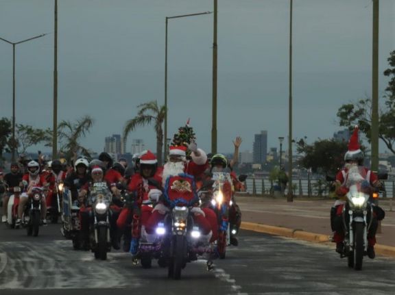 Papá Noel llegó en moto al hospital Pediátrico de Posadas y con cientos de juguetes