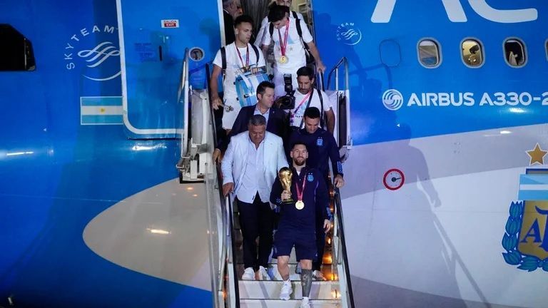 La llegada de los campeones del Mundo al país y el comienzo de los festejos