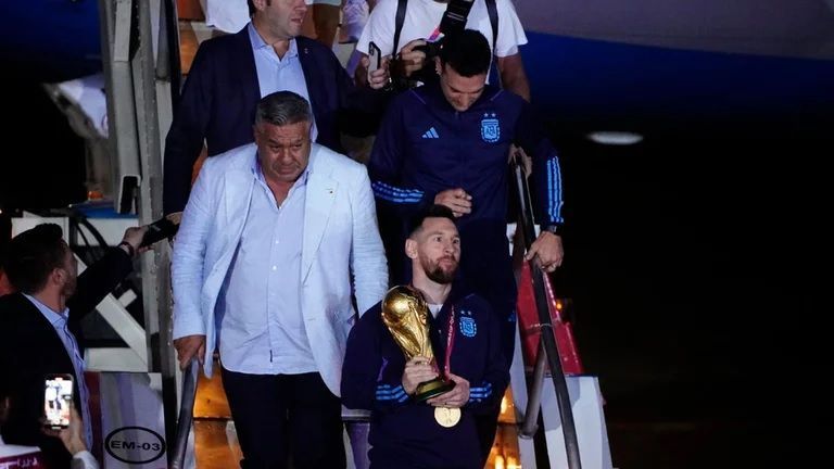 Los campeones del Mundo ya están en el país y comienzan los festejos en la Argentina Los campeones del Mundo ya están en el país y comienzan los festejos en la Argentina