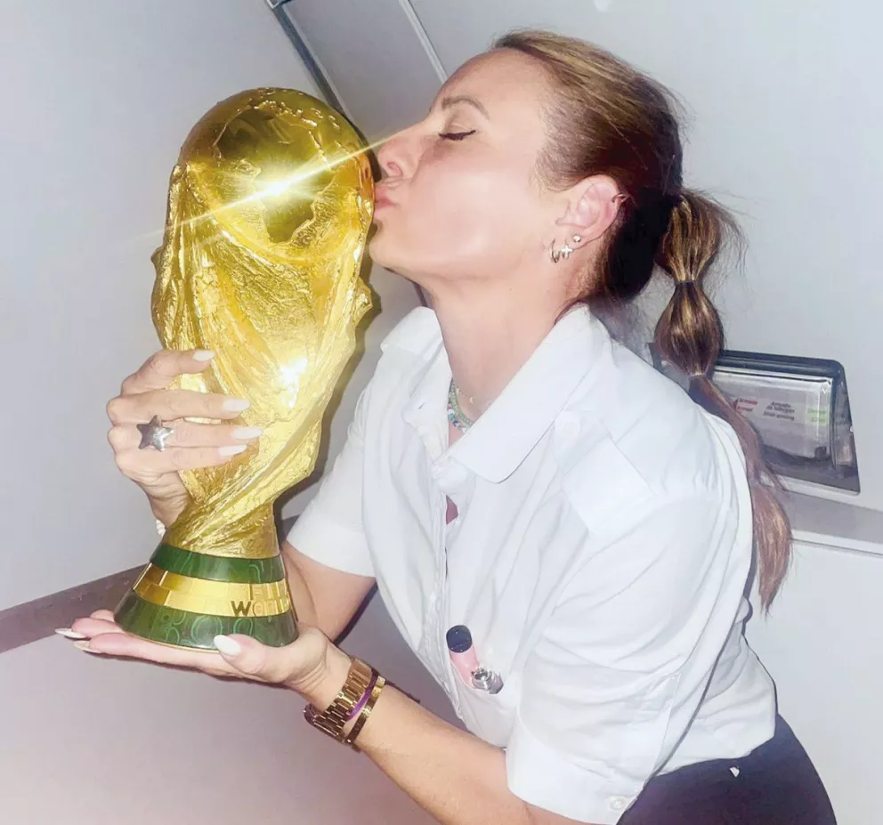 Betiana, la azafata obereña que alzó  y besó la Copa