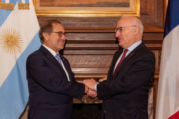 Diplomacia mundialista: el embajador argentino en Washington recibió a su par francés