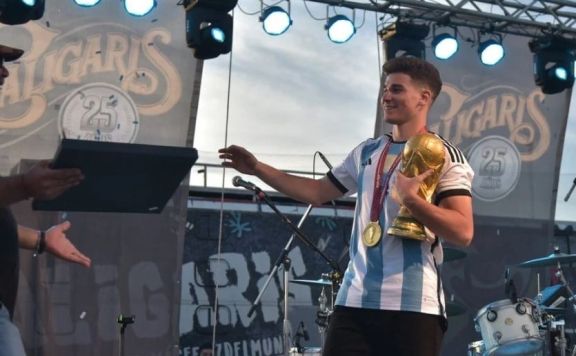 Multitudinario recibimiento a Julián Álvarez en Calchín
