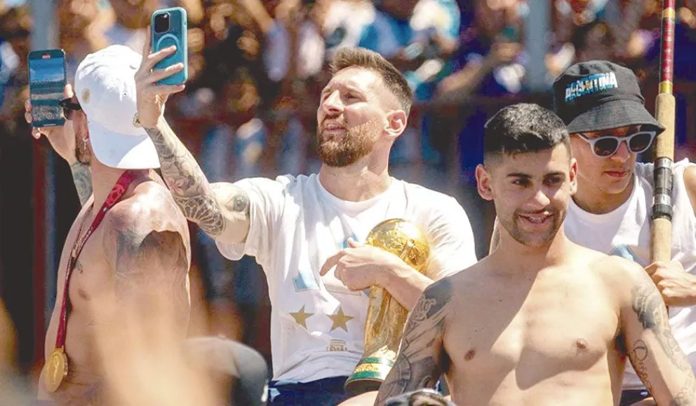 “¡Con lo bueno y con lo malo, te amo!”, expresó Messi ayer en Instagram. El 10 pasará las fiestas en Rosario. 