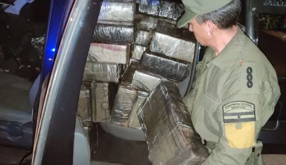 Tras persecución hallan camioneta con más de 1.200 kilos de marihuana en Santa Ana