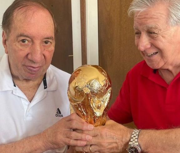 Carlos Bilardo posó con la Copa del Mundo