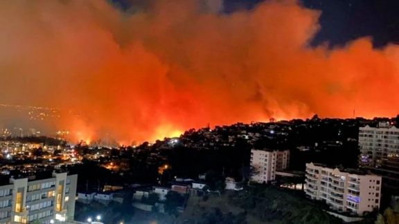 Dos muertos y 400 viviendas afectadas por un incendio en Viña del Mar 