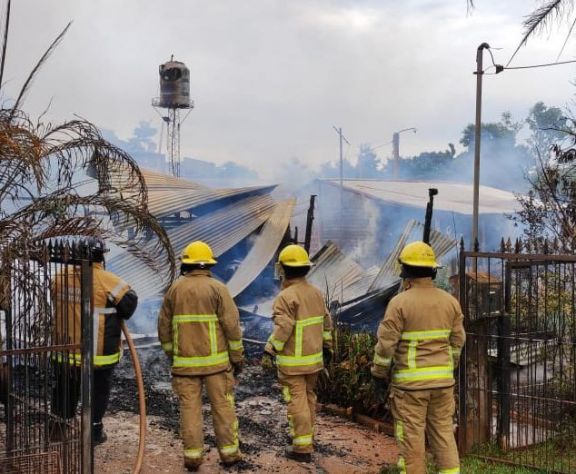 Incendio consumió una vivienda y dañó a otra lindante en Puerto Iguazú