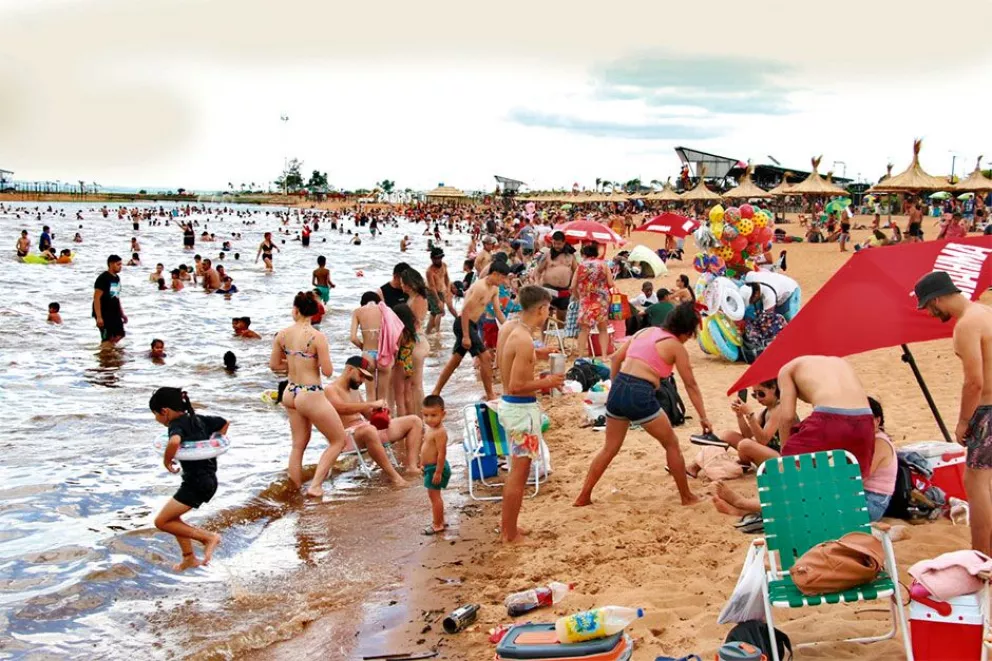 Una multitud de personas eligió las playas posadeñas en Navidad 