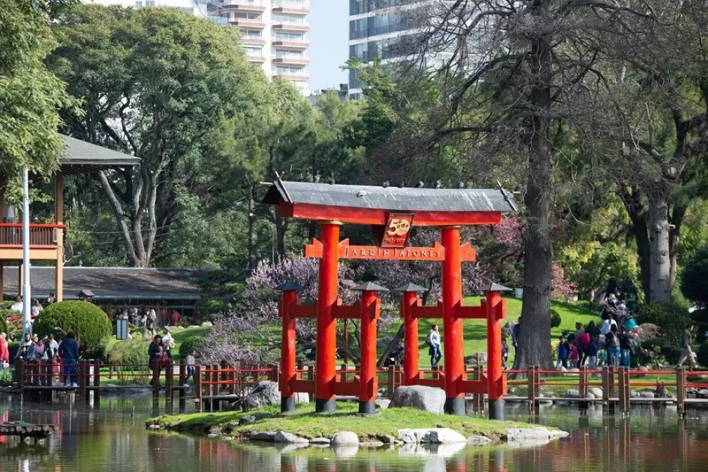 Caminaban por el Jardín Japonés y se les cayó una rama encima: hubo heridos