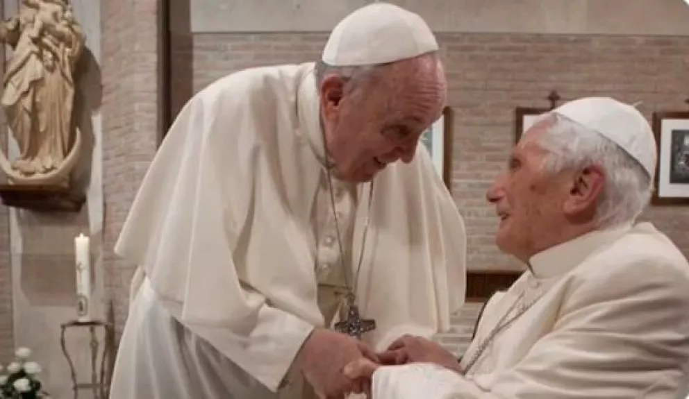 El papa Francisco pidió rezar por su predecesor, Benedicto XVI: “Está muy enfermo”