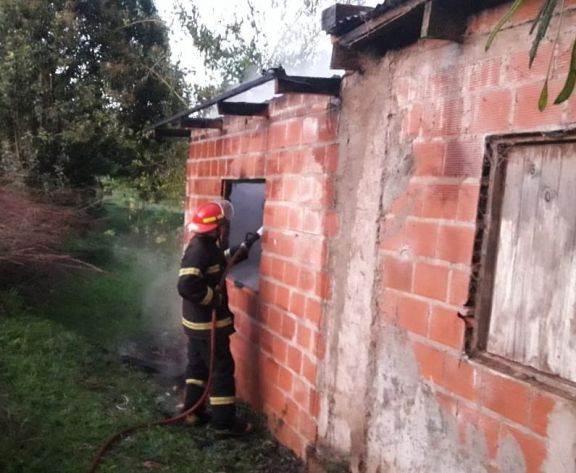 Incendio dejó daños materiales en una vivienda de Aristóbulo del Valle 