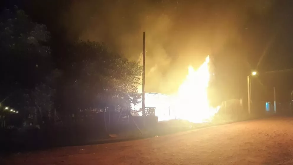 Un hombre detenido por incendiar su vivienda con esposa e hijos dentro en el barrio Sol de Misiones de Posadas