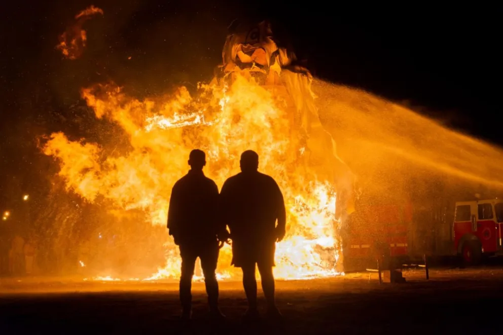 El viento obligó a apagar el muñeco antes de lo previsto